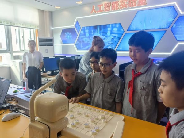 邦乾配倍 全栈国产化人工智能实验室落户上海市实验学校，同学们有了“数智学伴”